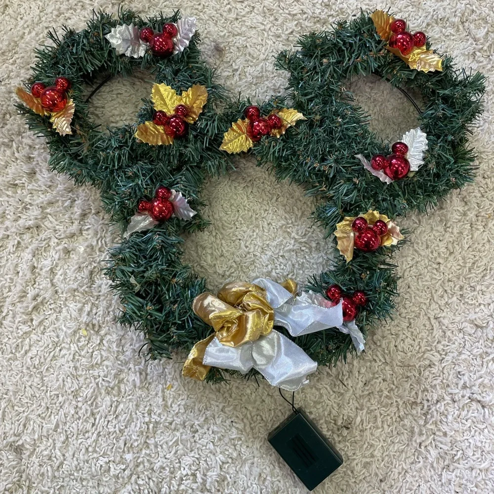 2008 Disney Store Exclusive Mickey Mouse Christmas Light Up Wreath With Ornament